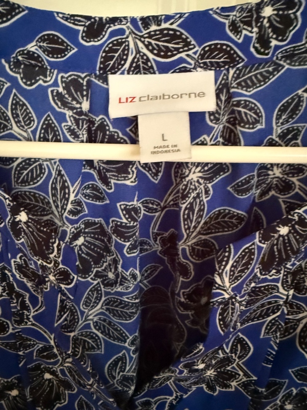 liz claiborne L top blue/black flowers poly - Picture 3 of 3